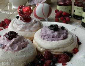 Mini-pavlovas aux trois confitures de fruits rouges