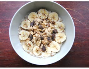 Porridge aux flocons de seigle banane et chocolat