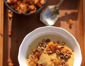 Velouté de maïs, pétales de maïs et graines de tournesol caramélisées