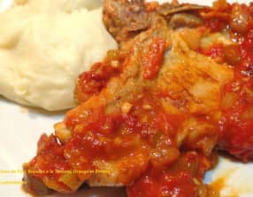 Côtes de porc braisées à la tomate, orange et piment