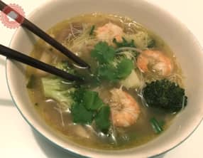 Bouillon thaï crevettes vermicelles et légumes