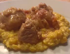 Veau épicé et purée de maïs