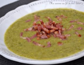 Soupe aux choux de Bruxelles, laitue, maïs et lardons fumés