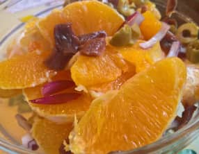 Salade d’oranges aux anchois, oignons et olives