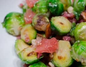 Salade de choux de Bruxelles, aux lardons, aux amandes et au pamplemousse