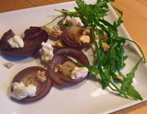 Oignons rouges et roquette à la sauce pimentée aux amandes