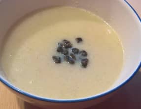 Crème de chou-fleur, gruyère et câpres frites