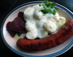 Saucisse Isterband et pommes de terre à la sauce blanche