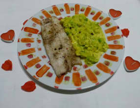 Filet de bar rôti et sa fondue de poireaux au safran