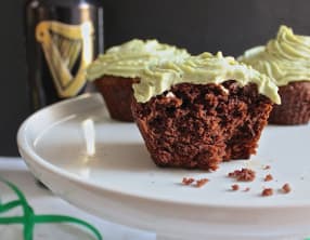 Cupcakes chocolat Guinness et glaçage thé matcha