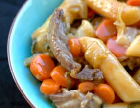 Tteok sautés aux légumes et au bœuf