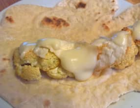 Lavash garni de chou-fleur au citron, halloumi et aïoli