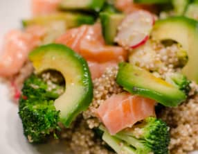 Salade de quinoa aux brocolis, à l'avocat et au saumon frais