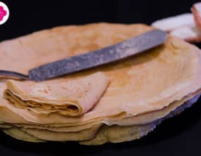 Crêpes à la poudre de biscuits roses