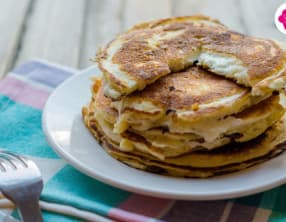 Pancakes salés fourré au chèvre chaud