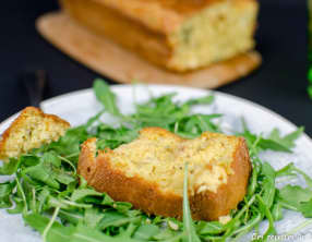 Cake au poulet, curry et chèvre frais