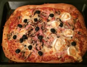 Pizza chèvre, bacon et champignons