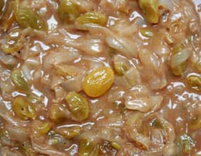 Compotée d'oignons aux raisins et à la cannelle.