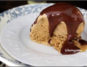 Mousse de mascarpone glacée au café , sauce chocolat