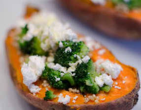 Patate douce farcie à la feta, au quinoa et au brocoli