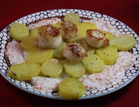 Saint-Jacques au citron caviar sur pommes vapeur
