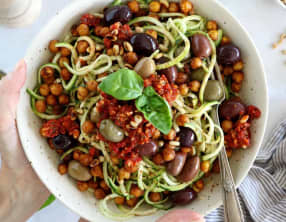 Zoodles à la grecque et pois chiches grillés épicés