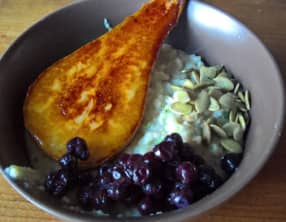 Porridge à la courgette poire caramélisée et myrtilles