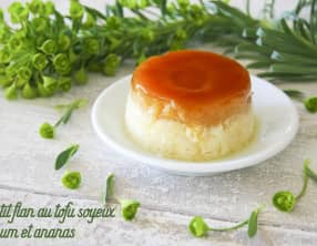 Petit flan au tofu soyeux au rhum et à l'ananas