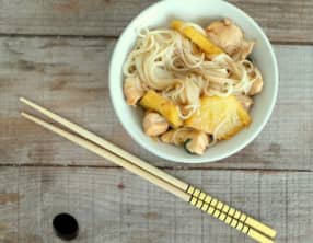 Nouilles sautées au poulet, ananas et sauce soja