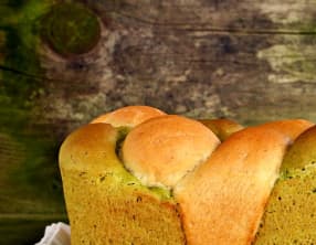 Pain brioché bicolore à l'ail des ours