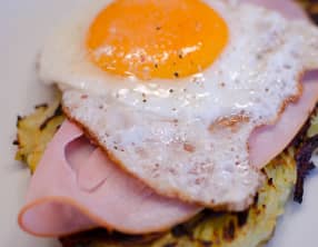 Rösti au jambon avec un oeuf au plat