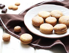 Biscuits légers fourrés au praliné