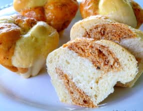 Briochettes légères bicolores à l'ail et la tomate séchée