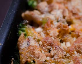 Gratin de penne au poulet, au brocoli et au cheddar