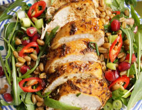 Salade palestinienne de poulet et de freekeh