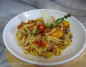 Tagliatelles aux perugina, poivron, carotte, petits pois et tomates