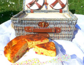 Gâteau rhubarbe et cerises confites