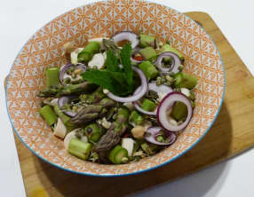 Salade bien-être aux asperges et légumineuses germées
