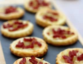 Tartelettes salées, oignon caramélisé et bacon