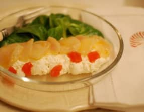 Carpaccio de Saint-Jacques, gelée d’orange sanguine, espuma aux poivres