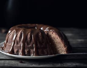 Bundt cake à la ricotta et coulis de caramel au beurre salé et rapadura