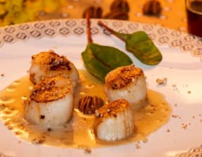 Noix de St-Jacques à la coulée d'érable aux pacanes