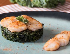 Noix de Saint-Jacques sur embeurrée de chou kale