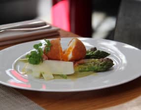 Oeuf croustillant aux deux asperges