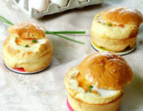 Petites brioches surprises: oeuf cocotte, saumon fumé et ciboulette