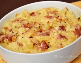 Gratin de macaroni aux oignons et à la pancetta