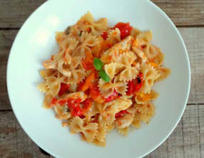 Poêlée de poulet, tomates cerises, parmesan et farfalle