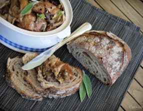 Compotée de Lapin fermier aux pruneaux et à la sauge
