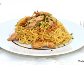 Poulet sauce teriyaki et ses nouilles jaunes