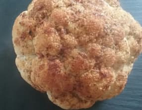 Chou-fleur entier rôti au beurre, à l'ail et au paprika